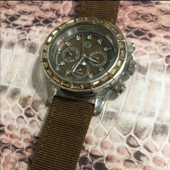 Watch - Picture 2 of 3